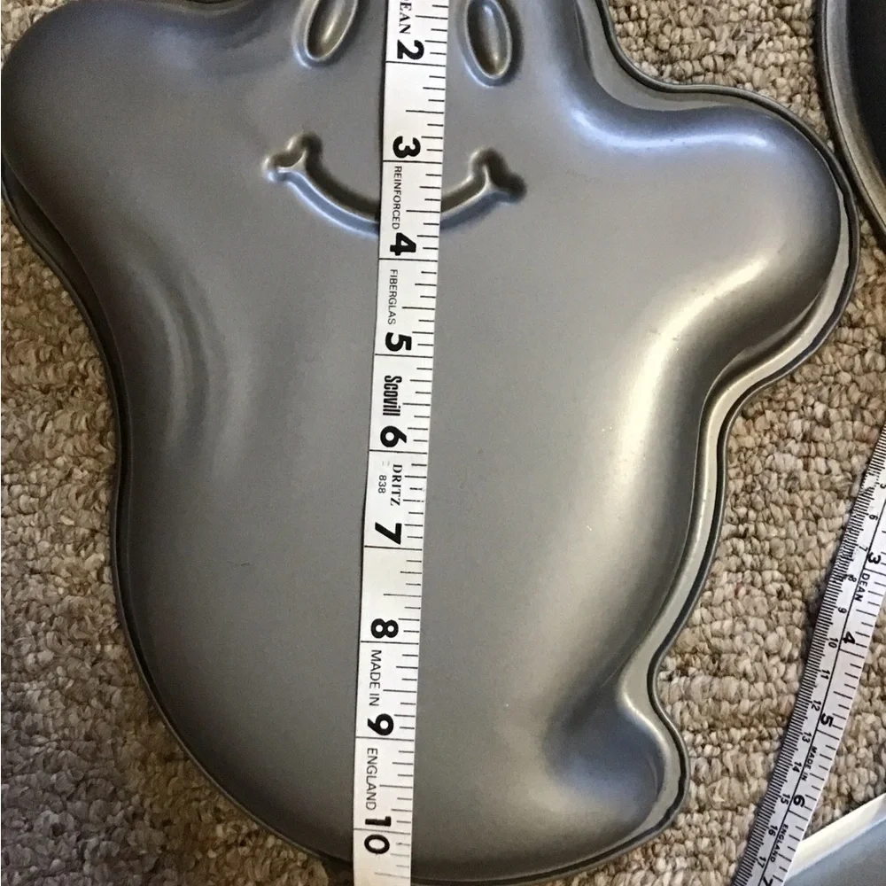 A total of 3 cake pans one star, one ghost , one pumpkin